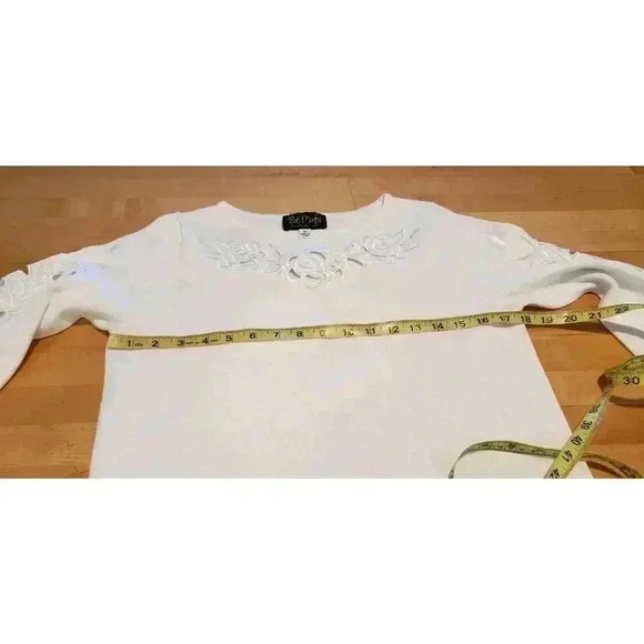White Top Embroidered Roses Cut Out 3/4 Sleeve Bob Mackie 1990s Sz XS - Picture 7 of 12